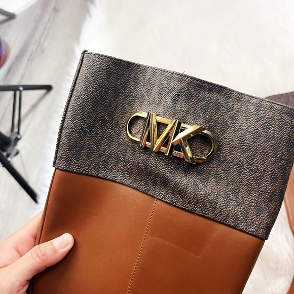 MICHAEL KORS
Parker Logo and Leather Boot✨brand new - Picture 3 of 5